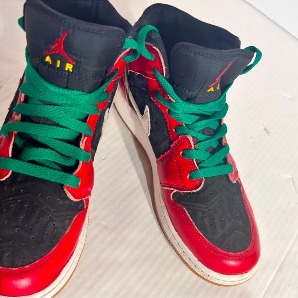 Air Jordan 1 Retro Mid SE
"Christmas Tree" Youth Size 6Y